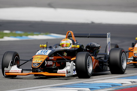 Marco Sørensen i sin Formel 3 racer.